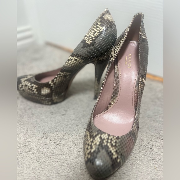 GUCCI
Python Animal Print Pumps - Picture 4 of 6